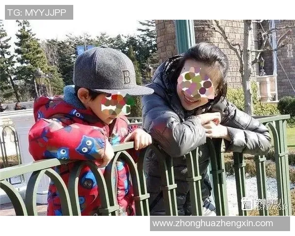 足球明星温馨一幕亲自接孩子放学展现家庭温情与运动员另一面